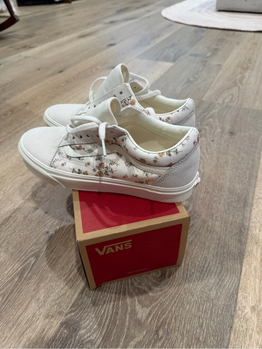 Vans women’s Cream Floral Low-Top Lace Sneakers